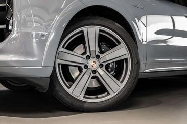 Porsche Cayenne E-Hybrid — photo 21
