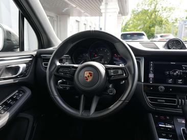 Porsche Macan — photo 25