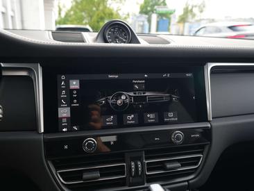 Porsche Macan — photo 31