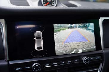 Porsche Macan — photo 12