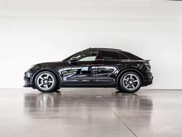 Porsche Macan I 4 Electric — photo 16
