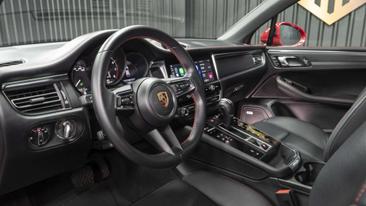 Porsche Macan — photo 11