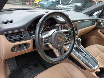 Porsche Macan — photo 11