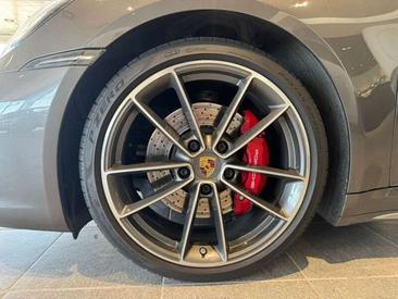 Porsche 911 Carrera 4S — photo 18
