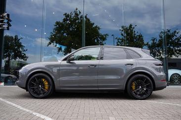 Porsche Cayenne Turbo S E-Hybrid — photo 2