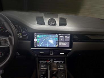 Porsche Cayenne III — photo 19