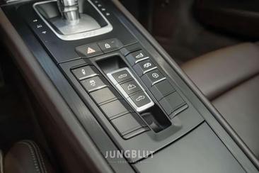 Porsche 911 Cabriolet Carrera 4 GTS — photo 14