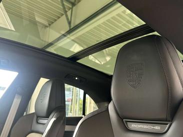 Porsche Macan I 4S Electric — photo 10