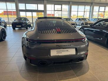 Porsche 911 Carrera 4S — photo 16