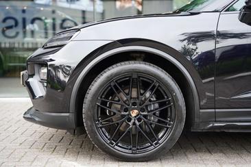 Porsche Macan I Electric — photo 28