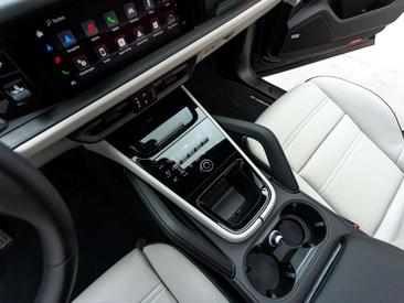 Porsche Cayenne II Turbo — photo 36