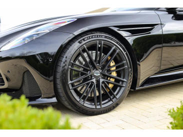 Aston Martin DB12 V8 — photo 14