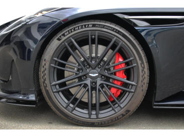 Aston Martin DB12 V8 Coupe — photo 13