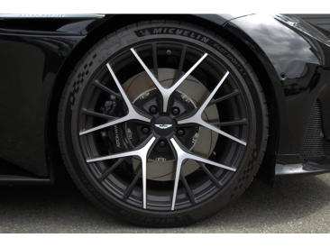Aston Martin DB12 V8 Coupe — photo 4
