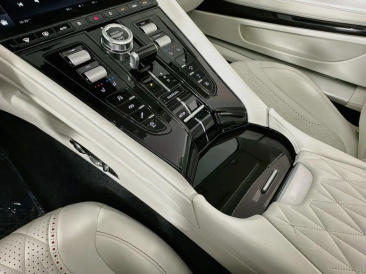 Aston Martin DB12 Volante 4.0 V8 B&W — photo 18