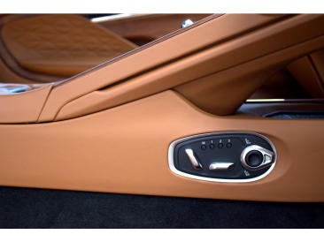 Aston Martin DB12 V8 Coupe — photo 19