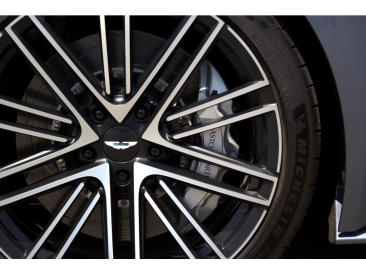 Aston Martin DB12 V8 Coupe — photo 25