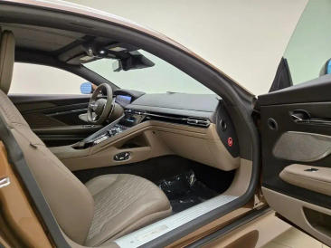 Aston Martin DB12 V8 Coupe — photo 20