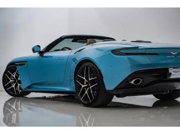Aston Martin DB12 Volante 4.0 V8 B&W — photo 11