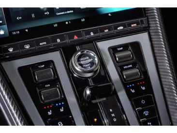 Aston Martin DB12 V8 Coupe — photo 31