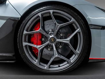 Lamborghini Revuelto — photo 9