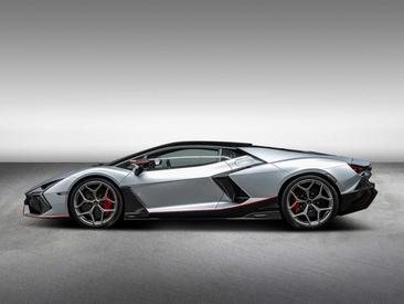 Lamborghini Revuelto — photo 11