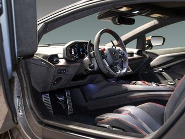 Lamborghini Revuelto — photo 16