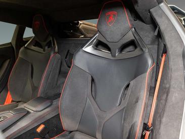 Lamborghini Revuelto — photo 18