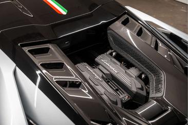 Lamborghini Revuelto — photo 19