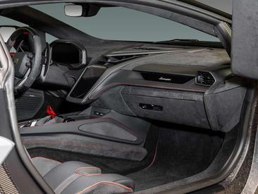 Lamborghini Revuelto — photo 32