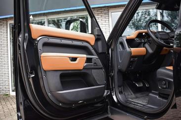 Land Rover Defender 110 P400e — photo 16