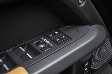 Land Rover Defender 110 P400e — photo 17
