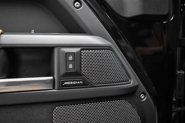 Land Rover Defender 110 P400e — photo 18