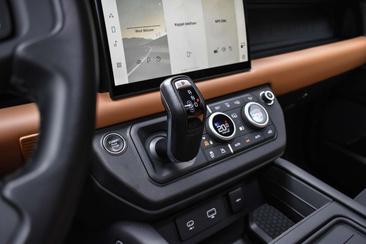 Land Rover Defender 110 P400e — photo 27