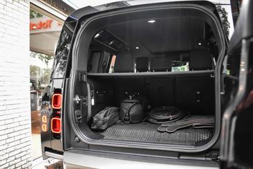 Land Rover Defender 110 P400e — photo 36
