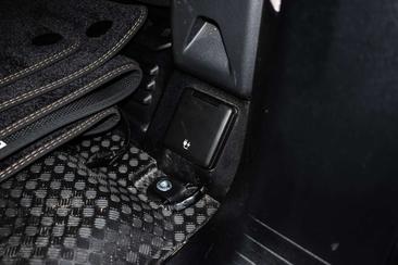 Land Rover Defender 110 P400e — photo 37