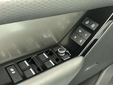 Land Rover Range Rover Velar P400e — photo 15