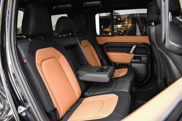 Land Rover Defender 110 P400e — photo 43