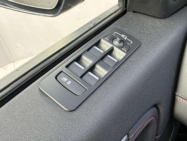 Land Rover Discovery Sport P300e — photo 16