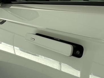 Land Rover Range Rover Velar P400e — photo 26