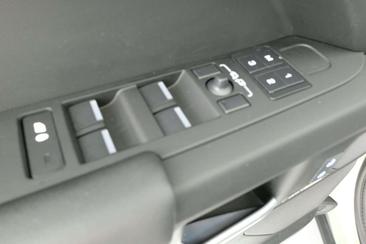 Land Rover Defender 90 D200 MHEV — photo 22