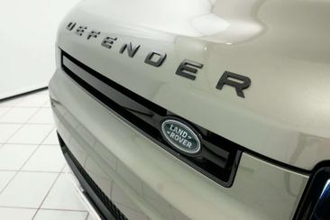 Land Rover Defender 90 D200 MHEV — photo 23