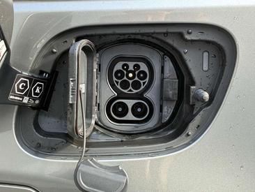 Land Rover Discovery Sport P300e — photo 25