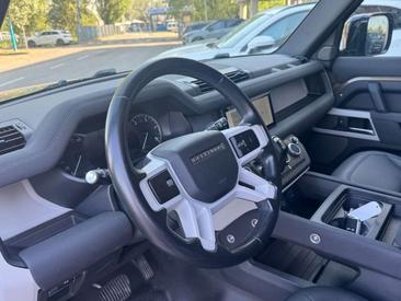 Land Rover Defender 90 D200 MHEV — photo 10