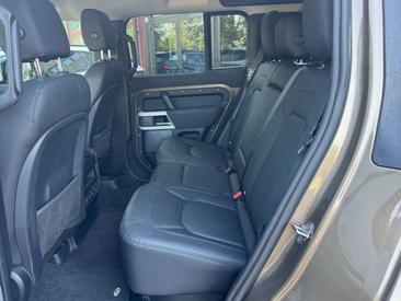 Land Rover Defender 90 D200 MHEV — photo 12