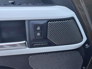 Land Rover Defender 90 D200 MHEV — photo 18