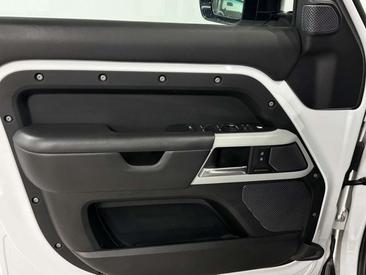 Land Rover Defender 110 D300 MHEV — photo 12