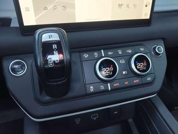 Land Rover Defender 90 D200 MHEV — photo 12