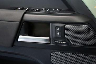Land Rover Defender 110 D300 MHEV — photo 18