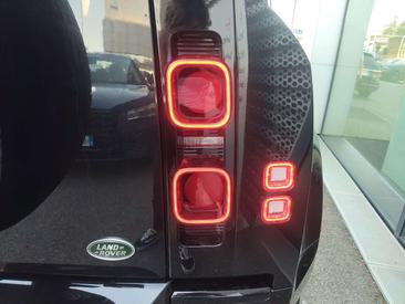 Land Rover Defender 90 D200 MHEV — photo 19